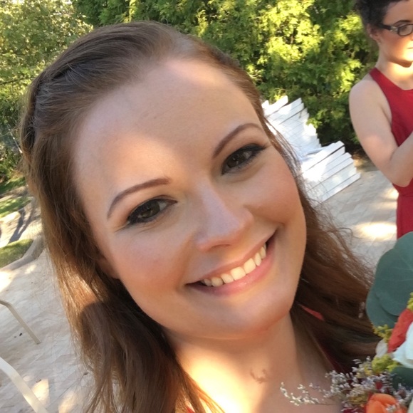 Meet your Posher, Cynthia - Picture 1 of 1